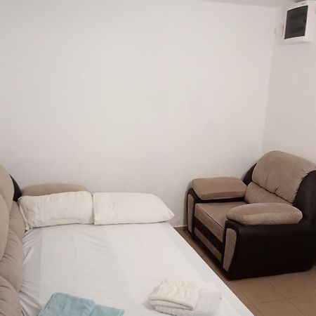 Apartments And Rooms Camelia เปรมันตูรา ภายนอก รูปภาพ