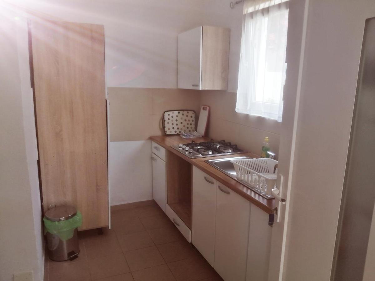 Apartments And Rooms Camelia เปรมันตูรา ภายนอก รูปภาพ