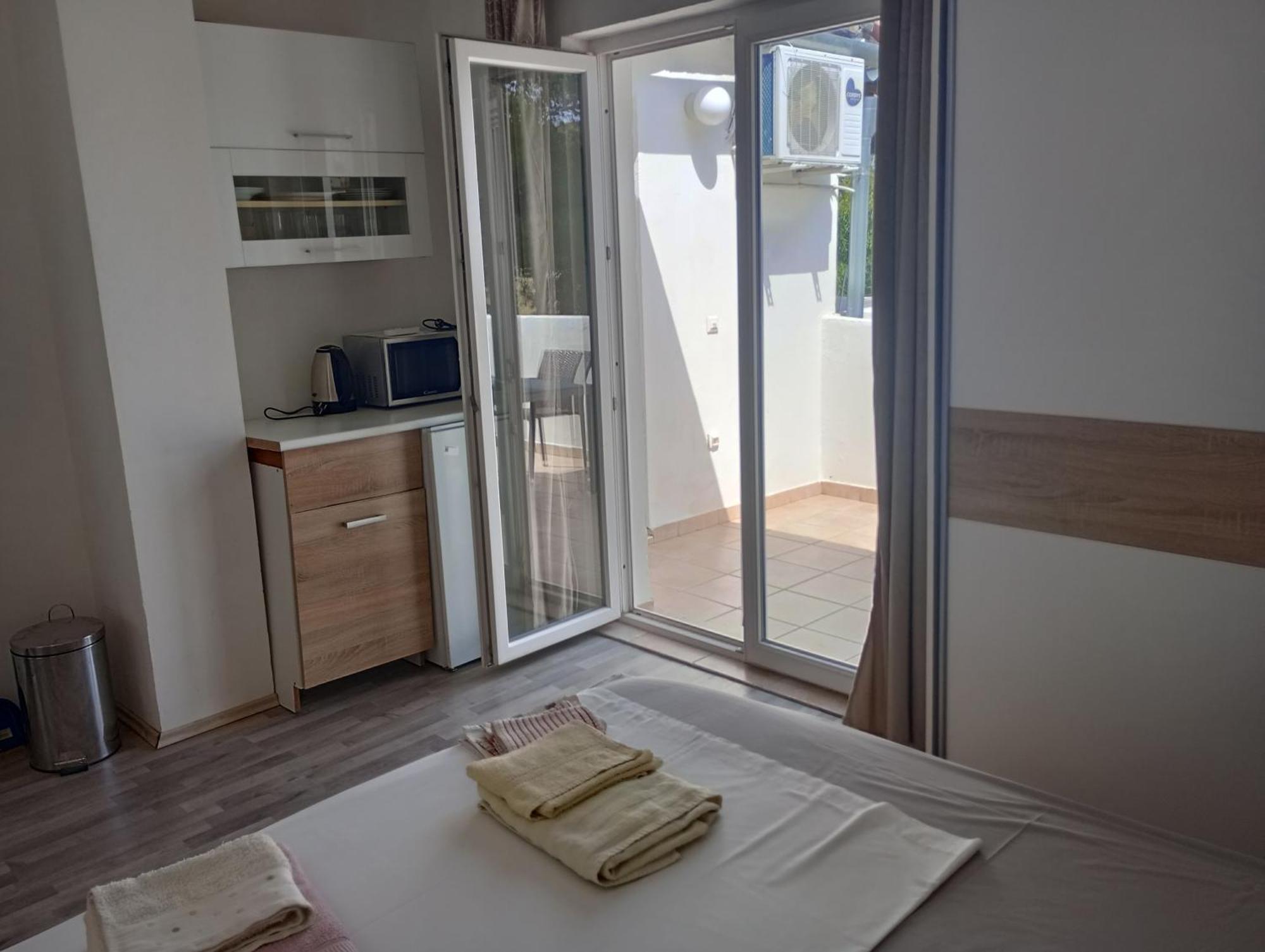 Apartments And Rooms Camelia เปรมันตูรา ภายนอก รูปภาพ